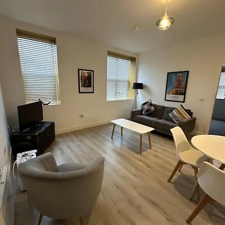 Spacious 2 Bedroom Flat Near The City Centre *