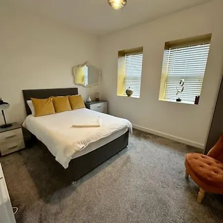 Spacious 2 Bedroom Flat Near The City Centre