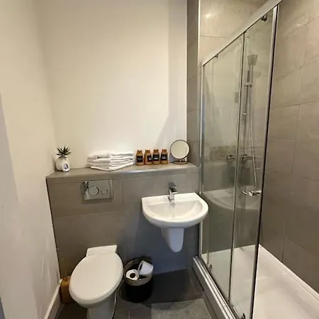 Spacious 2 Bedroom Flat Near The City Centre Apartment *