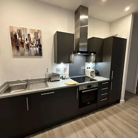 Spacious 2 Bedroom Flat Near The City Centre